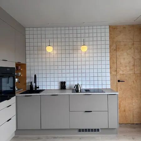 Modern With Forest View, Close To The Subway *